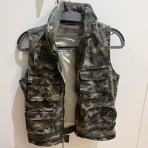 Multi pocket zip down camo vest